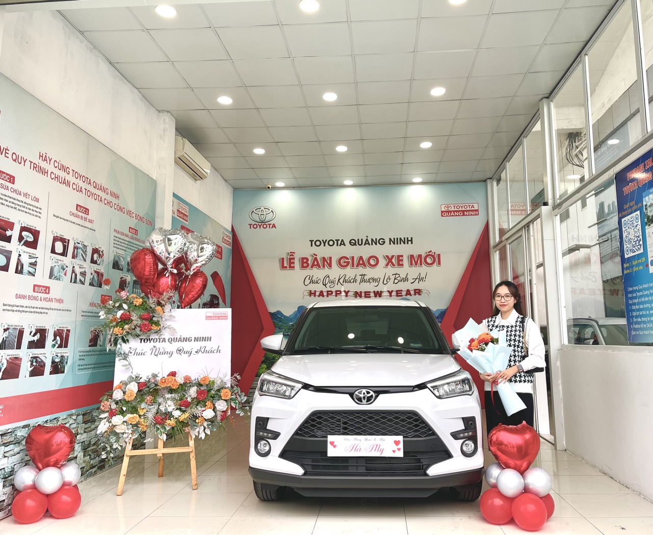 KHÁCH HÀNG CHỊ MY UÔNG BÍ NHẬN XE TẠI TOYOTA QUẢNG NINH